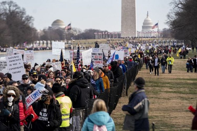 Demonstran berpartisipasi dalam pawai ?Defeat the Mandates? di Washington, DC, pada Minggu (23/1/2022). Demonstran memprotes mandat masker dan vaksinasi Covid-19.
