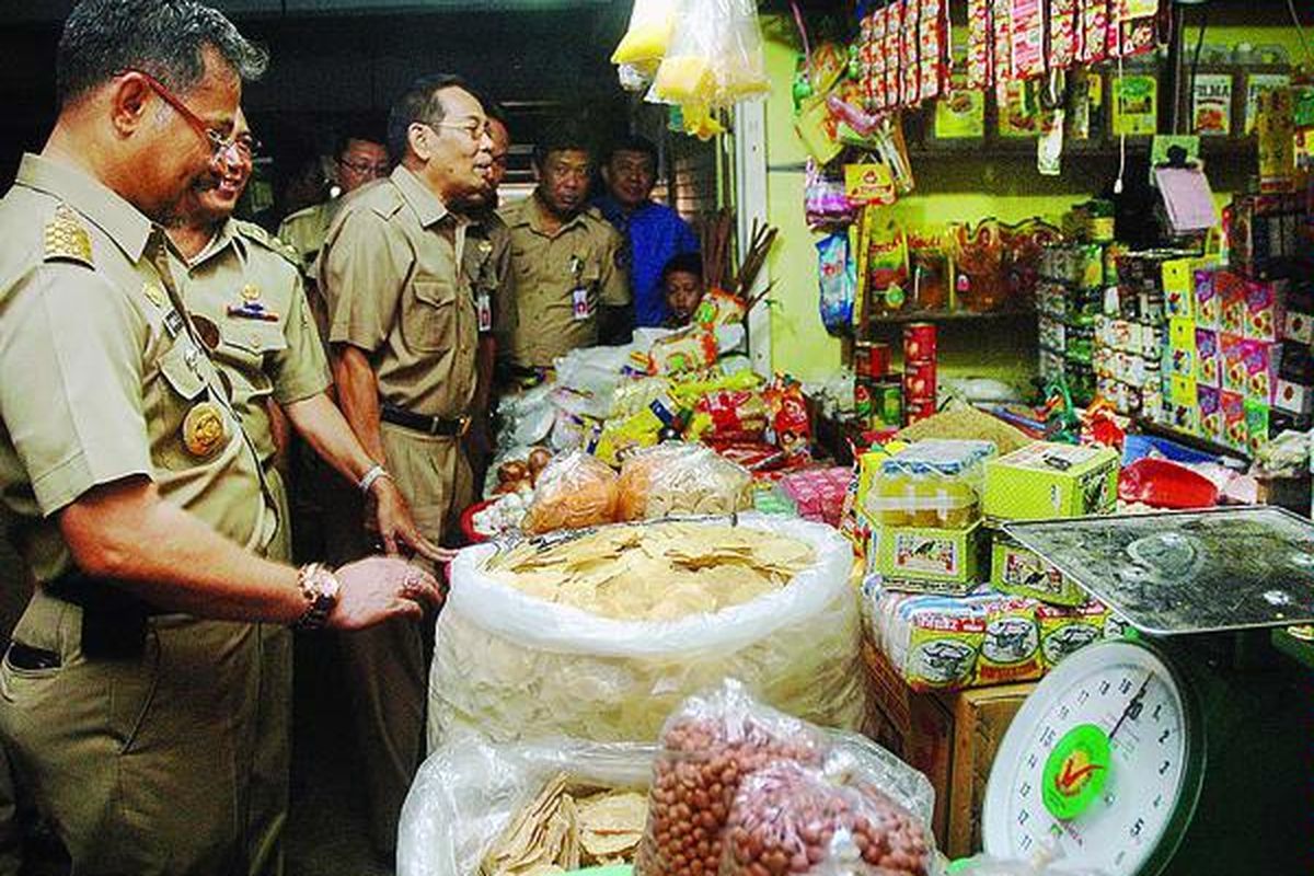 Gubernur Sulawesi Selatan Syahrul Yasin Limpo (kiri) memantau harga-harga dan stok kebutuhan pokok di Pasar Terong, Makassar, Sulsel, Kamis (12/8). Pemerintah Provinsi Sulsel berencana menggelar pasar khusus cabai merah hari Minggu (15/8) untuk menekan harga cabai di Makassar yang saat ini mencapai Rp 60.000 per kilogram.