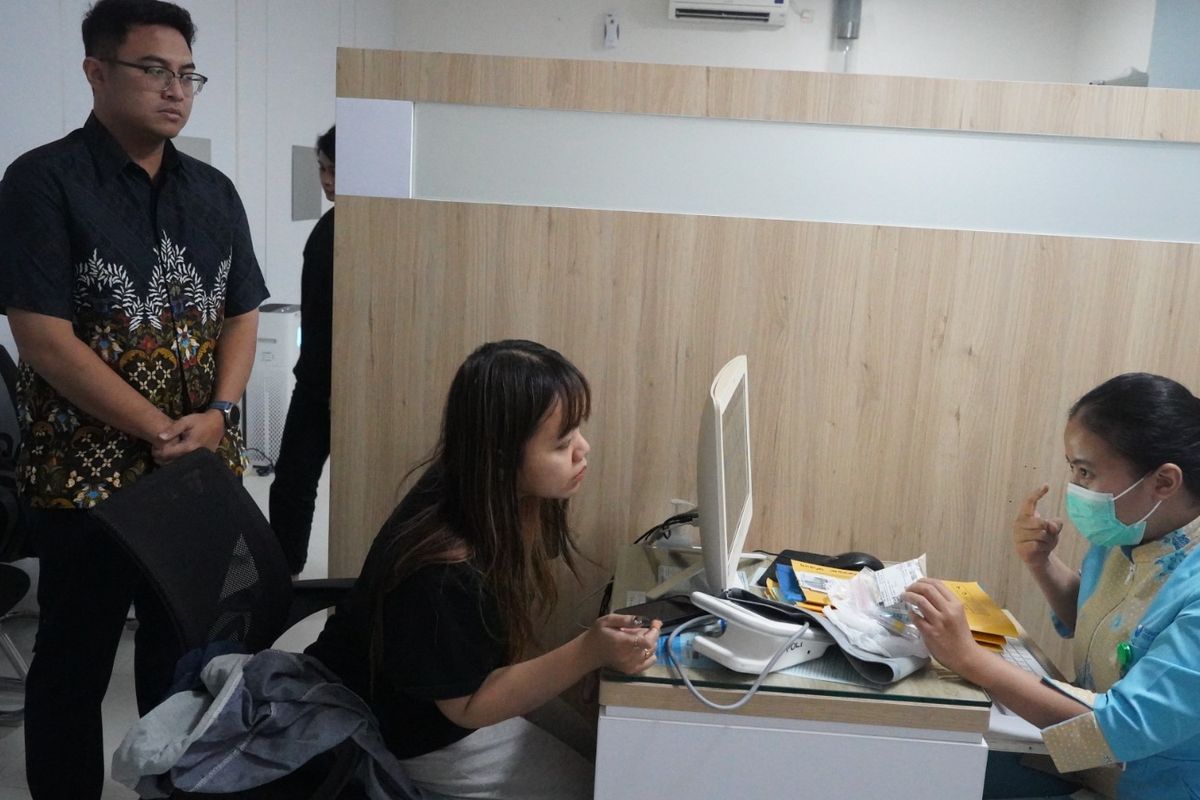 Korban pelemparan batu KA Sancaka menjalani pemeriksaan di RA Undaan Mata Surabaya, Senin (7/7/2025)