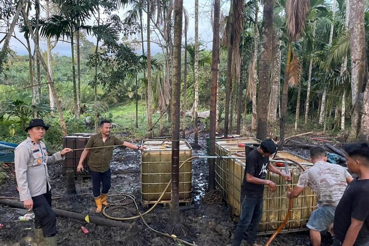 Tim Polres Lhokseumawe, Provinsi Aceh, menangkap B (45) warga Aceh Utara atas dugaan mengeksploitasi sumur minyak ilegal di Desa Kilometer 8, Kecamatan Simpang Keuramat, Kabupaten Aceh Utara, Kamis (16/1/2025) siang.