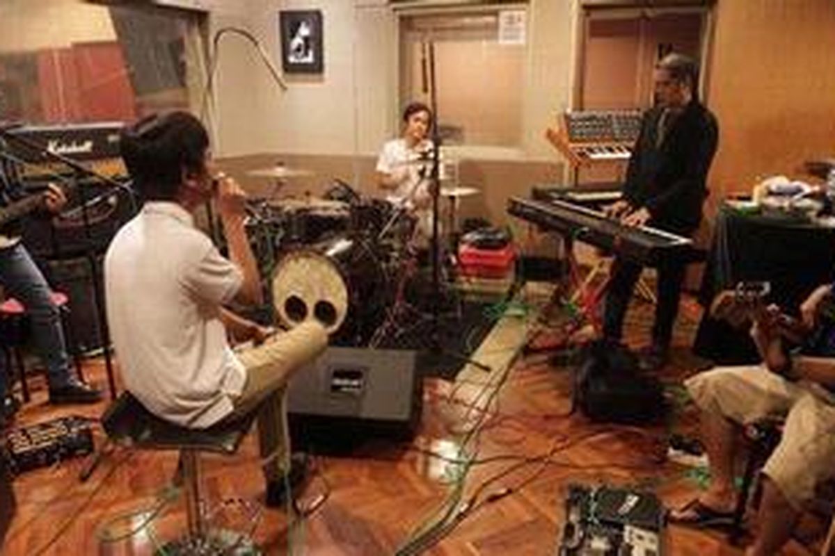 Para personel band d'Masiv berlatih di Musica Studios, Jakarta, Senin (18/2/2013), untuk tampil dalam Java Jazz Festival 2013 di Jakarta. Mereka mendapat jadwal manggung pada hari kedua festival itu, Sabtu (2/3/2013). 