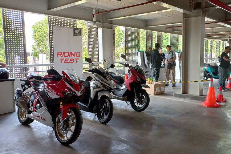 Test ride motor listrik dan motor konvensional di Indonesia Motorcycle Show (IMOS) 2022