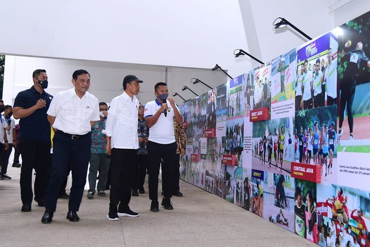 Founder sekaligus CEO DBL Indonesia Azrul Ananda menjelaskan perjalanan Energen Champion SAC Indonesia 2022 kepada Presiden Joko Widodo dengan ditemani Ketua Umum PB PASI Luhut Binsar Pandjaitan.