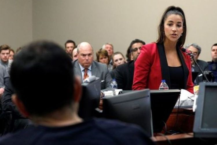 Mantan atlet gimnastik Aly Raisman memberi kesaksian di pengadilan dalam kasus pelecehan seksual oleh Larry Nassar.