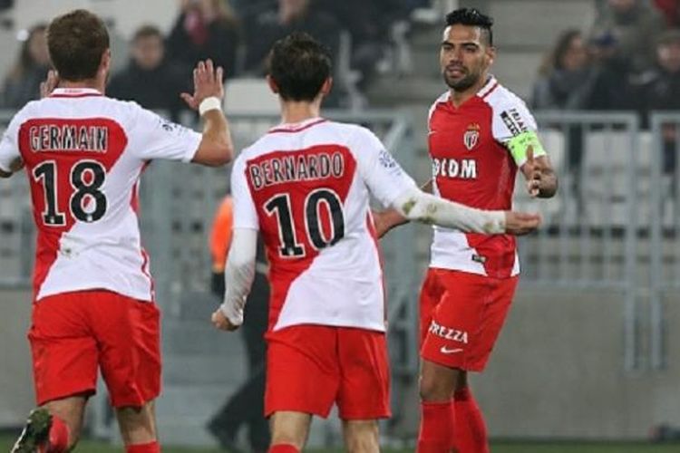 Radamel Falcao merayakan gol bersama rekan-rekannya saat AS Monaco menang atas Bordeaux pada pertandingan Ligue 1, Sabtu (10/12/2016). 