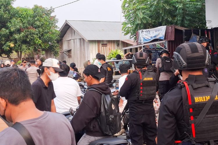 Penggerebekan Kampung Narkoba di Kayumalue Palu, Ibu Mertua Bandar Ditangkap