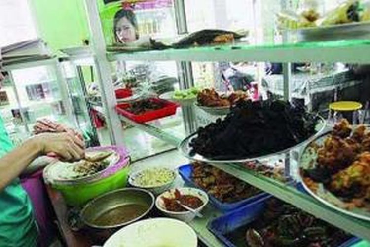 Nasi Pecel Rawon di RM Pecel Ayu, Kota Banyuwangi. 