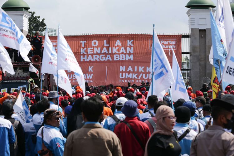 Massa dari elemen buruh melakukan demonstrasi di depan Gedung DPR/MPR RI, Jakarta, Selasa (6/9/2022). Mereka memasang spanduk berukuran besar hingga menutupi gerbang masuk utama kompleks parlemen untuk menolak kenaikan harga BBM.