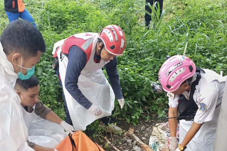 Proses evakuasi kerangka manusia di bawah Tol Waru, Senin (18/3/2024).