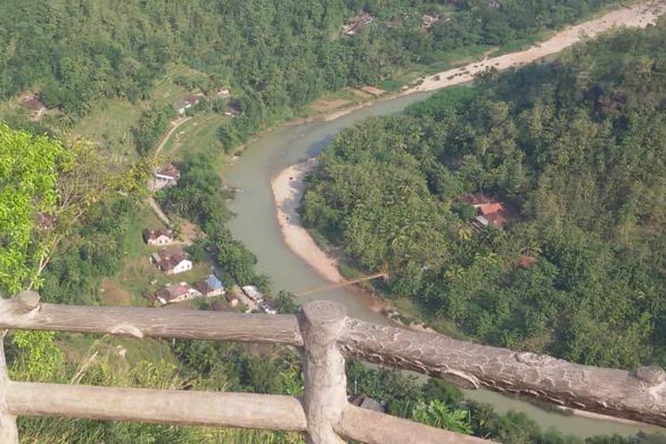 Pemandangan Sungai Oya dari Puncak Mangunan, Bantul