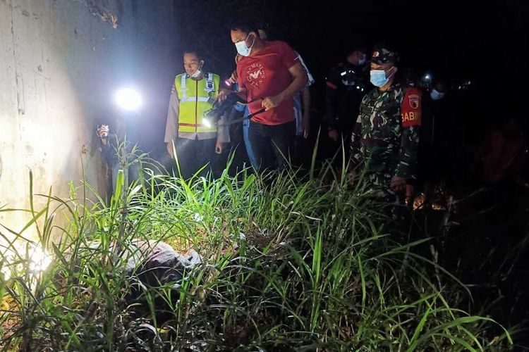 Mayat pria terbungkus karpet warna dominan merah ditemukan warga di sungai dibawah jembatan tol Solo-Ngawi Km 557 tepatnay masuk Desa Widodaren Kecamatan Widodaren, Kabupaten Ngawi