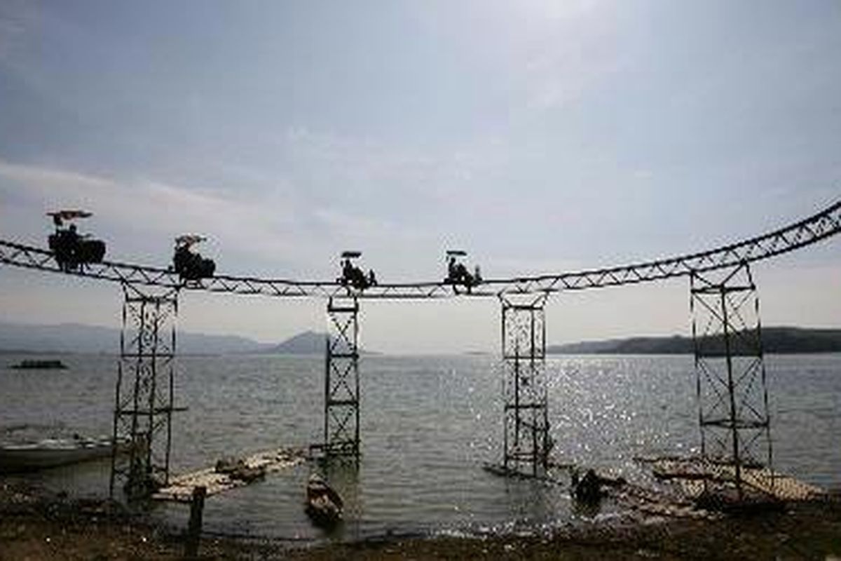 Lingkungan yang terjaga baik membawa banyak manfaat bagi masyarakat. Di Waduk Jatiluhur Kabupaten Purwakarta, Jawa Barat, misalnya, air waduk dimanfaatkan untuk pembangkit listrik, irigasi, dan juga berbagai sarana rekreasi air.