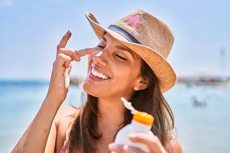 Ilustrasi menggunakan sunscreen untuk kulit berminyak