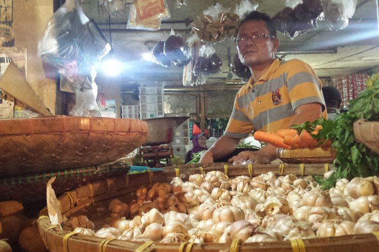 Harga bawang putih terus merangkak naik sejak awal Ramadhan dan kini sudah menembus Rp100 ribu per kilogram seperti terjadi di Pasar Muka, Cianjur, Jawa Barat, Kamis (09/05/2019)