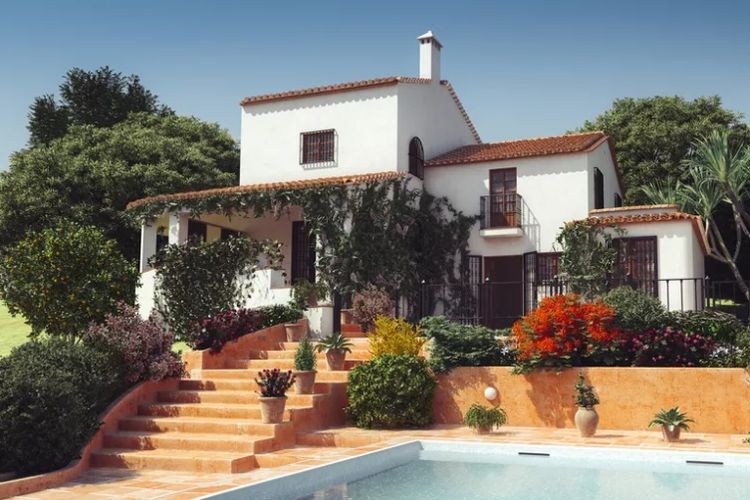Rumah yang bergaya arsitekrur Mediterania dan cukup populer di Amerika Serikat