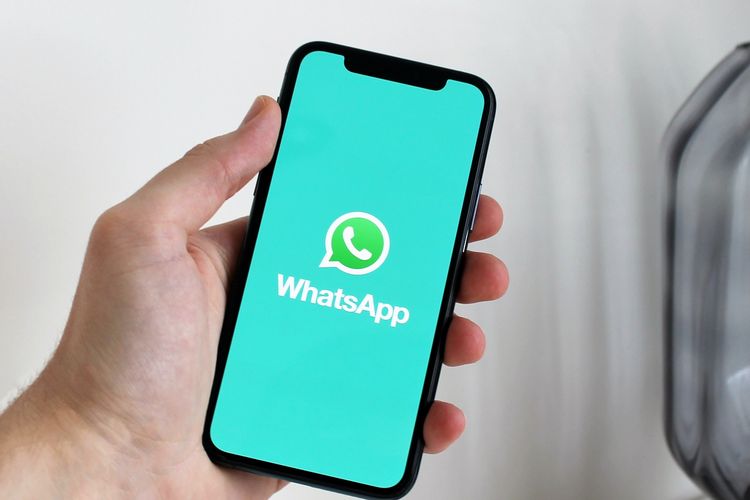 Ilustrasi cara setting penyimpanan WhatsApp agar tak bikin memori HP penuh.