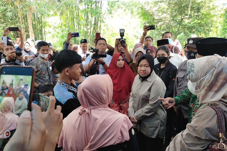 Menteri Sosial Republik Indonesia Tri Rismaharini saat berdialog dengan family Ipin saat baru sampai dirumah Ipin Desa Longkek, Kecamatan Galis Bangkalan