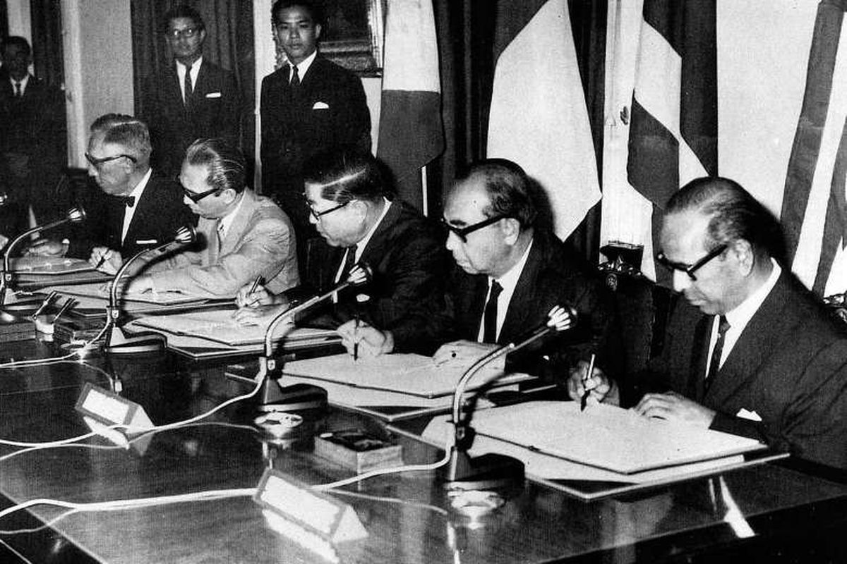 Lima pendiri ASEAN menandatangani Piagam ASEAN atau Deklarasi Bangkok pada 8 Agustus 1967. Dari kiri ke kanan: Menteri Luar Negeri  Filipina Narciso Ramos, Menteri Luar Negeri Indonesia Adam Malik, Menteri Luar Negeri Thailand Thanat Khoman, Wakil Perdana Menteri Malaysia Tun Abdul Razak, dan Menteri Luar Negeri Singapura S Rajaratnam.