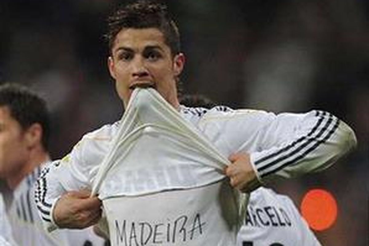 Penyerang Real Madrid, Cristiano Ronaldo, merayakan golnya ke gawang Villarreal, dalam duel Divisi Primera, Minggu (21/2/2010).