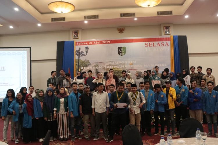 Puluhan mahasiswa se-Jabodetabek yang tergabung dalam Pengurus Besar Serikat Mahasiswa Muslim Indonesia (PB SEMMI) saat membacakan deklarasi pernyataan sikap atas hasil penetapan KPU dan rencana aksi 22 Mei, di Hotel Pajajaran Suite, Bogor, Jawa Barat, Selasa (21/5/2019).