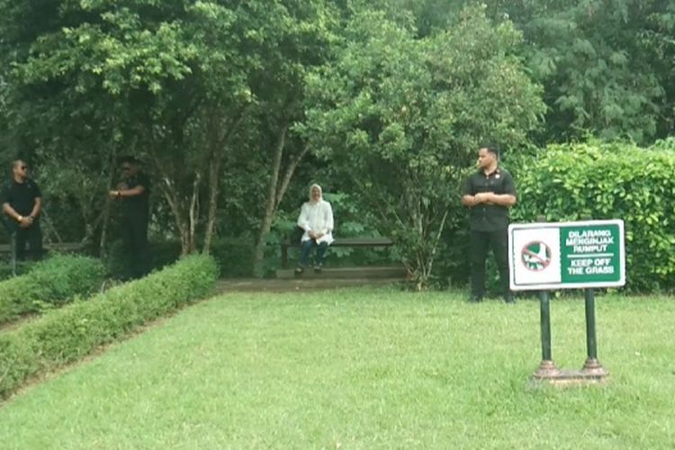 Istri Presiden Joko Widodo alias Jokowi, Iriana duduk di halaman Candi Borobudur, Sabtu (25/5/2024) pagi.