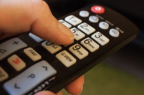 Hilangkan Kuman dan Bakteri di Remote TV dengan Cara Ini