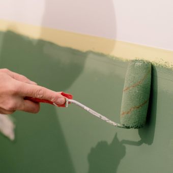 Ilustrasi mengecat dinding dengan warna hijau. 