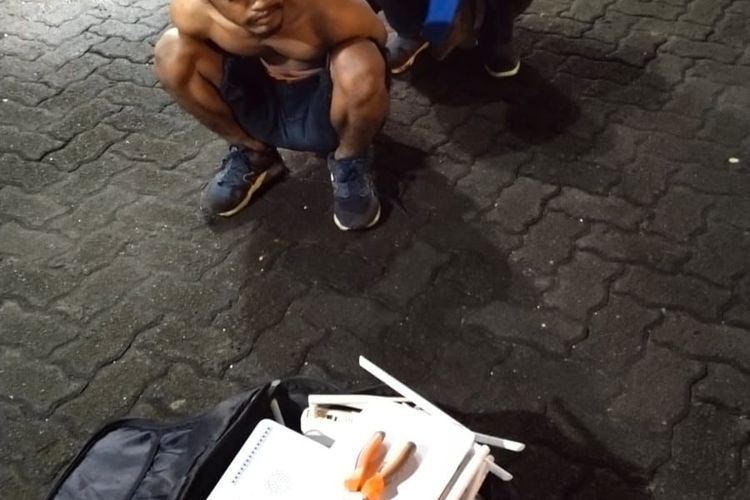 Dua maling berinisial AN (24) dan MR (25) tertangkap karena ketahuan mencuri router wifi di Jalan Pendowo III, Limo, Depok, Jawa Barat, Minggu (6/3/2022) sekitar pukul 02.30 WIB.