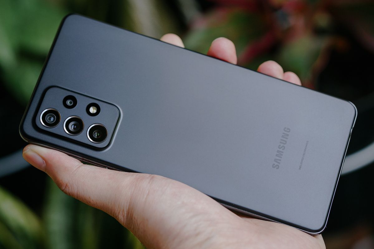 Punggung Galaxy A72 versi Awesome Black terbuat dari plastik yang dilabur warna hitam matte dengan tekstur kesat sehingga tak mudah ternoda sidik jari, tapi masih bisa terlihat kotor