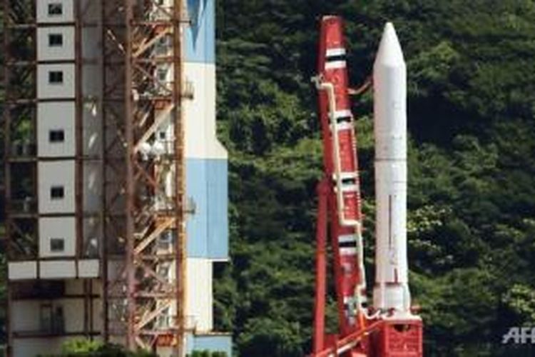 Roket Epsilon milik Jepang, yang semula akan diluncurkan pada 27 Agustus 2013. Badan Antariksa Jepang (JAXA) merencanakan kembali peluncuran roket ini pada 14 September 2013.