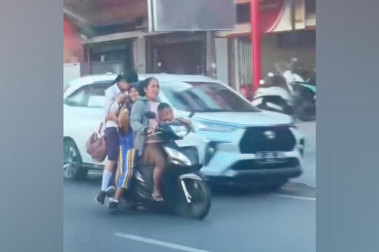 NEKAT: Tangkapan layar ibu-ibu di Makassar yang berboncengan enam tanpa menggunakan helm melintas di bilangan Jalan Veteran, Kota Makassar, Sulsel, Selasa (4/6/2024).