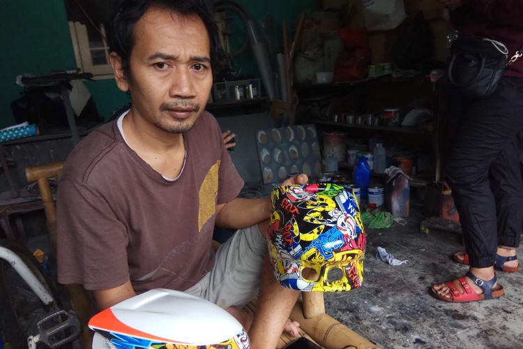 Abdul Azis, pemilik bengkel cat Gevs Paint saat ditemui di kediamannya di bilangan Joglo, Jakarta Barat, Selasa (7/11/2017).