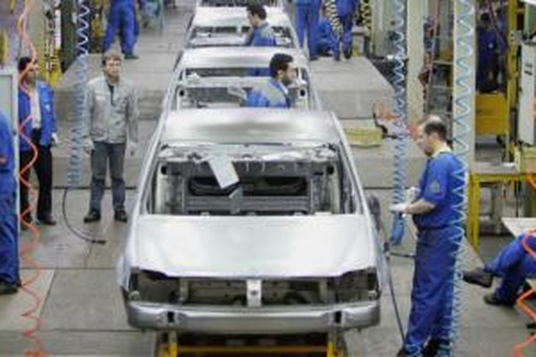 Pabrik perakitan milik Renault di Iran. Harus tutup sementara menyusul embargo ekonomi dan perdagangan.