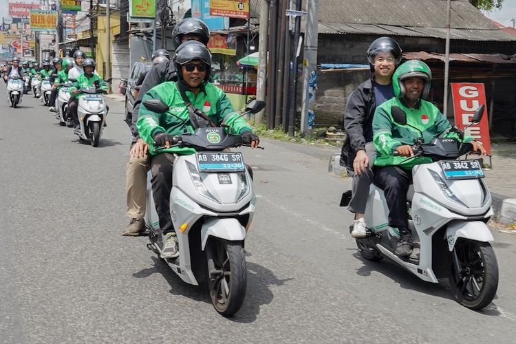 Alva bersama Grab dan Aizen Indonesia resmi menjalin kerja sama strategis untuk mendorong penggunaan sepeda motor listrik di Indonesia.