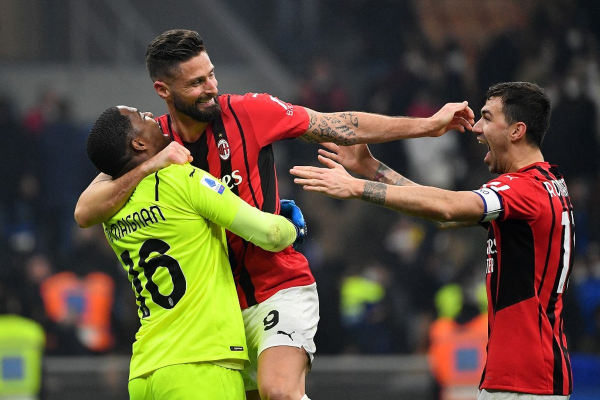 Olivier Giroud merayakan kemenangan di derbi Milan bersama dengan kiper Mike Maignan serta bek Alessio Romagnoli, Minggu (6/2/2022) dini hari WIB.