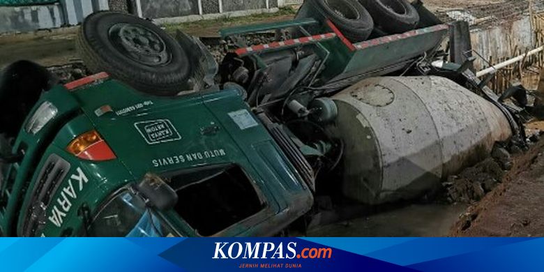 Sudah 2 Hari Truk  Molen  Tercebur di Kali Pamulang Belum 