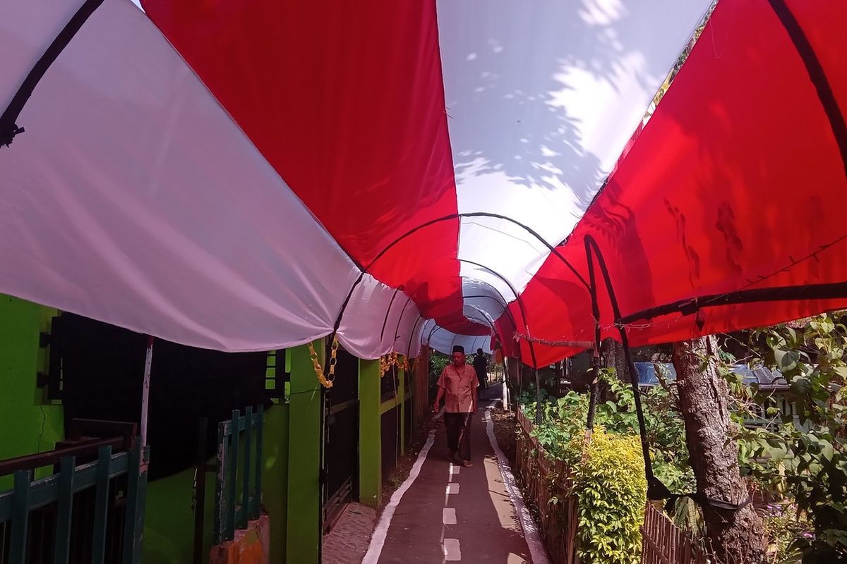 Terowongan bendera merah putih sepanjang 400 meter dibangun warga Cianjur, Jawa Barat di atas ruas jalan gang dalam rangka menyambut HUT ke-79 kemerdekaan RI.