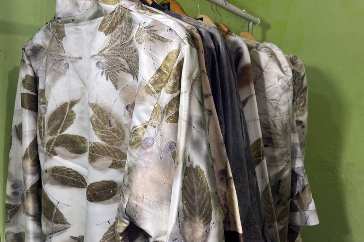 Pakaian produksi Jarihitam Ecoprint, bisnis milik Irfan Kristiyanto yang mengolah material alam menjadi beragam produk bercorak alam yang unik.