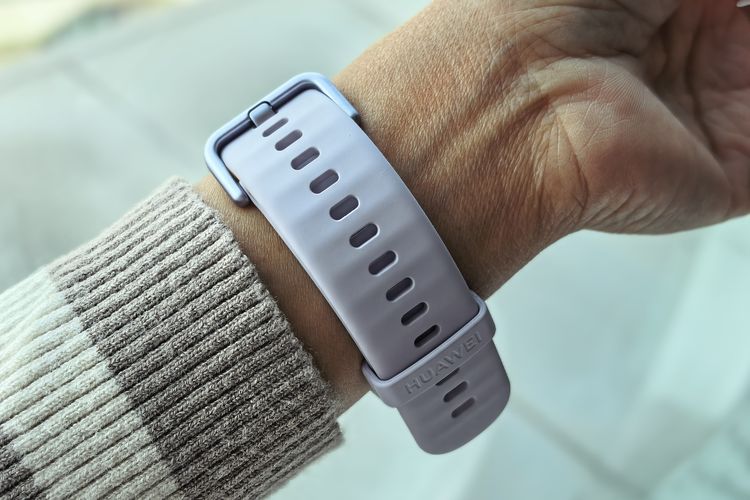 Strap Huawei Watch Fit 5 memiliki banyak lubang, sehingga bisa dipakai di berbagai ukuran tangan. Material strapnya berjenis silikon juga membuatnya nyaman di tangan, baik dalam kondisi kering maupun basah saat terkena air maupun keringat.