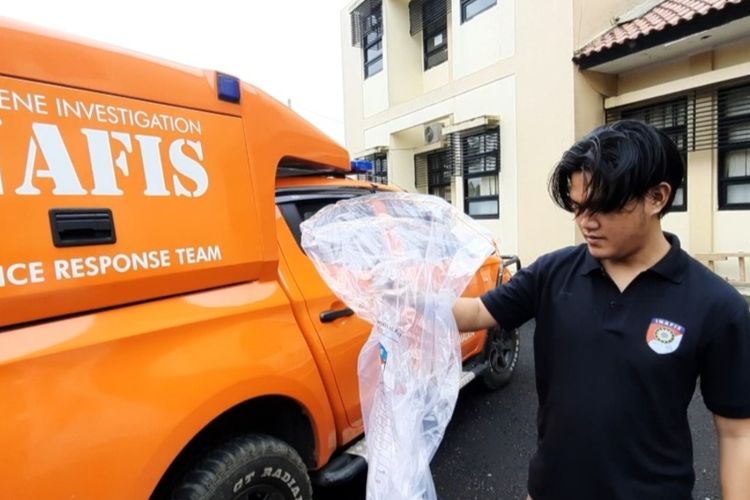 Petugas Kepolisian sedang memeriksa tempat kejadian aksi perampokan Kantor Dinas Pendidikan Kabupaten Tasikmalaya, Jawa Barat, yang menyekap 3 petugas piket di kantor tersebut, Senin (20/6/2022).