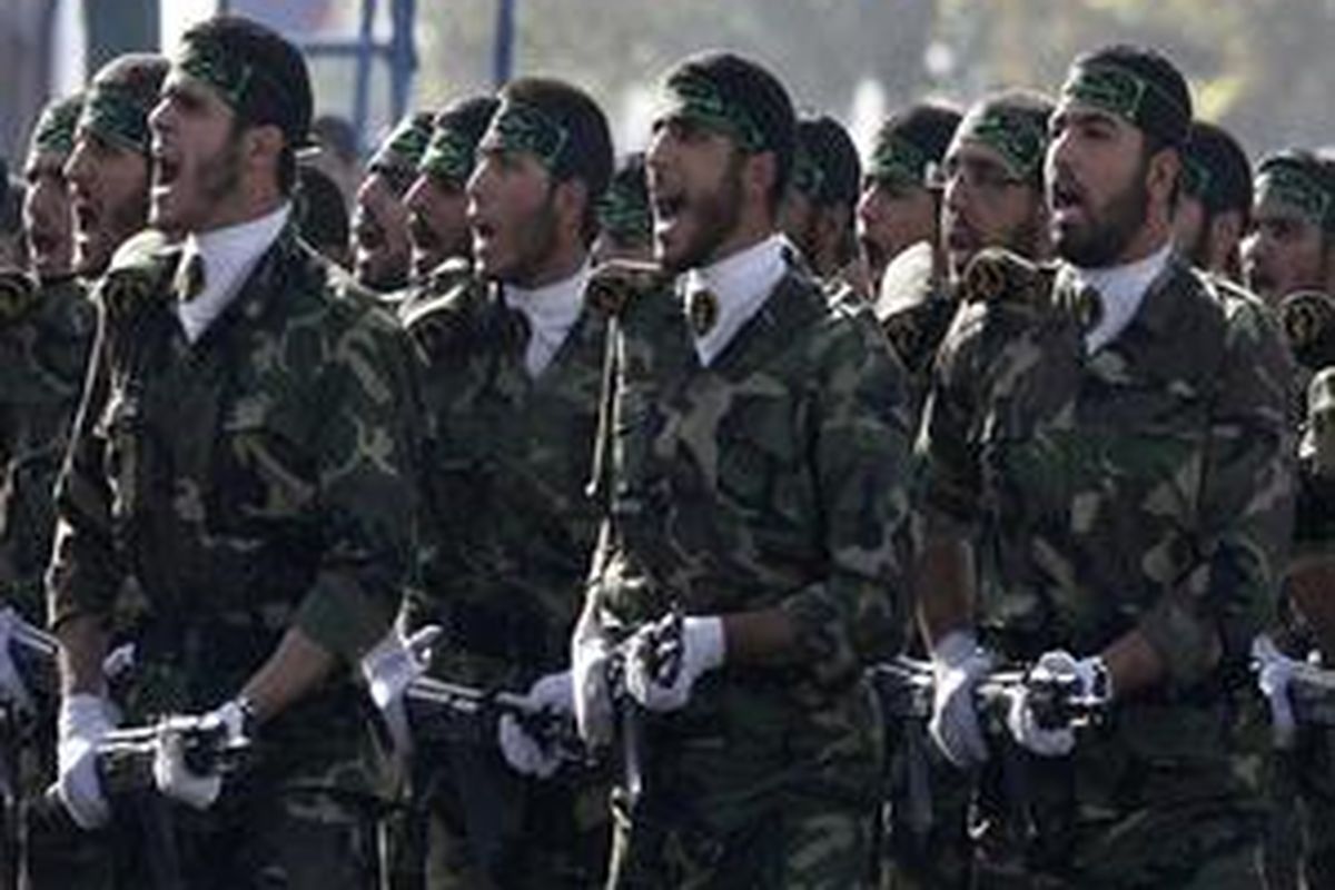 Sukarelawan paramiliter Iran Basij yang berafiliasi dengan Garda Revolusioner menghadiri parade untuk memperingati HUT ke-28 perang Iran-Irak