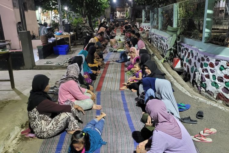 warga RT 1 RW II, Desa Kedungmalang, Kecamatan Sumbang, Kabupaten Banyumas, Jawa Tengah, menggelar doa bersama, Jumat (3/11/2023) malam.