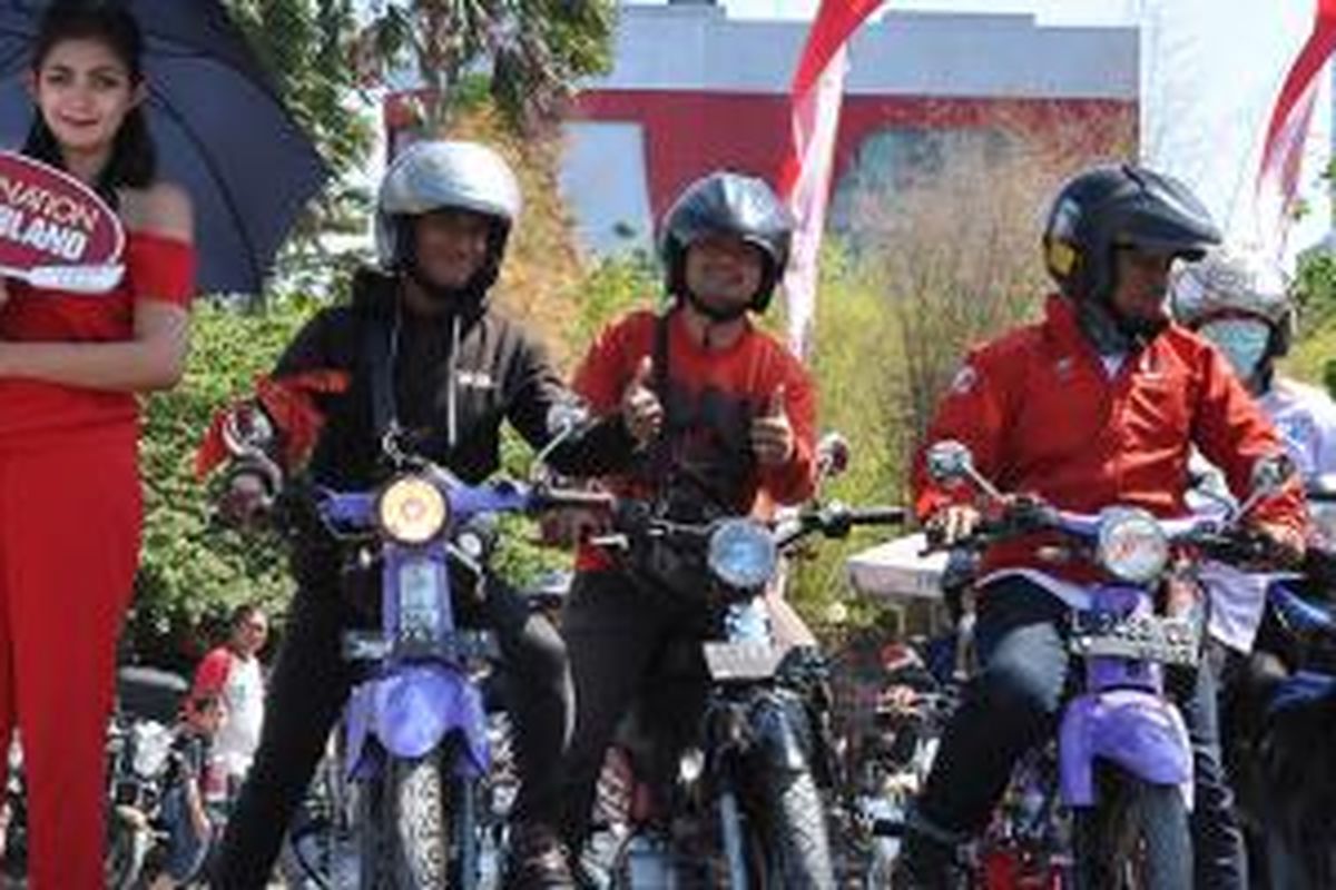 Ratusan komunitas sepeda motor padati Surabaya.