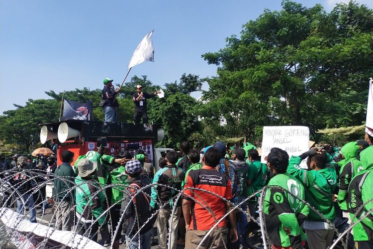 Salah Satu Perwakilan Massa Aksi Yang Ikut Terlibat Mediasi dengan Dirjenhubdar, Saat Menyampaikan Hasilnya Kepada semua Rekannya Di Depan Kantor Dinas Perhubungan Jawa Timur, Kamis (24/3/2022) sore,