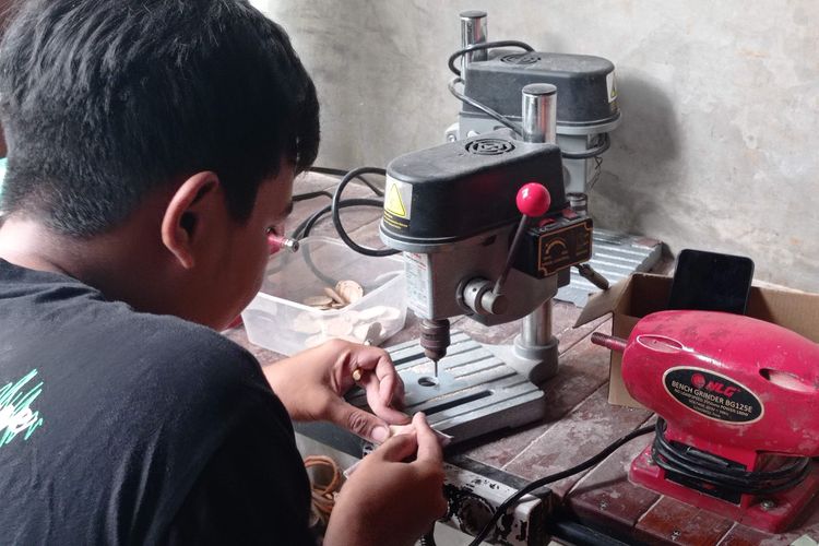 Salah satu proses pengerjaan jam tangan kayu Eboni Watch asal Klaten, Jawa Tengah, yang masih manual karena lebih cepat daripada mesin. Foto diambil pada Senin (17/10/2022).