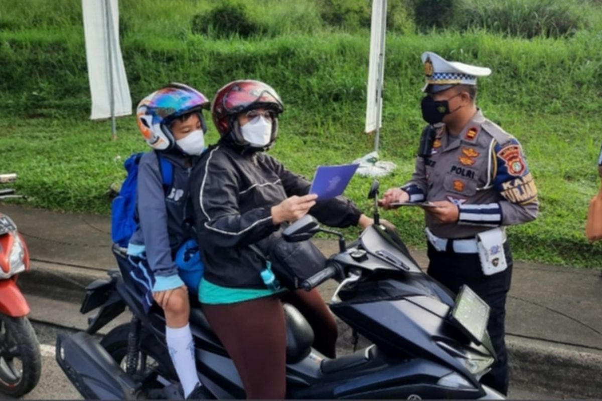 Satlantas Polres Tangerang Selatan membagikan brosur keselamatan berlalulintas, helm, dan sembako kepada sejumlah pengguna jalan yang melintas di Jalan Letnan Sutopo, Serpong, Tangsel, Selasa (4/10/2022) saat operasi zebra jaya.