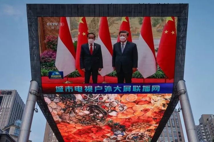 Sebuah layar di pusat perbelanjaan Beijing menunjukan media nasional China menyiarkan pertemuan Presiden Jokowi dan Presiden Xi Jinping, Selasa (26/7/2022).