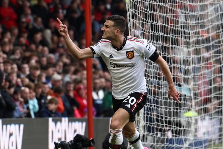 Diogo Dalot merayakan golnya dalam pertandingan Nottingham Forest vs Man United pada pekan ke-31 Liga Inggris 2022-2023 di City Ground, Minggu (16/4/2023) malam WIB. Man United menang 2-0 dan kembali ke peringkat ketiga klasemen Liga Inggris usai menggusur Newcastle. (Foto oleh DARREN STAPLES / AFP) 