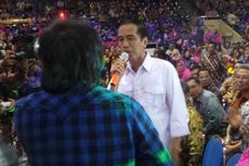 Berduet dengan Ian Kasela, Jokowi Nyanyi 