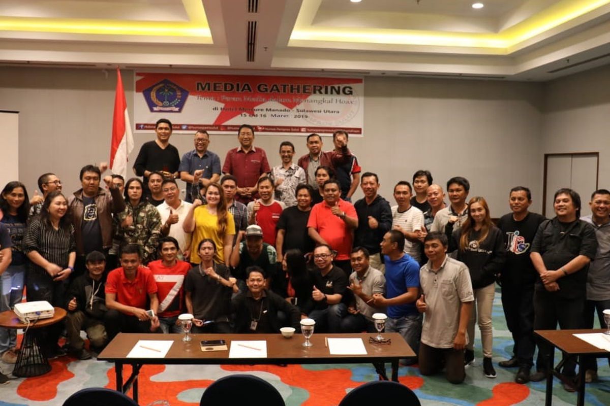 Sekretaris Daerah Provinsi Sulawesi Utara Edwin Silangen, Kepala Biro Protokol dan Humas Dantje Lantang, Kepala Biro Umum Clay June Dondokambey, Staf khusus Gubernur Pdt. Lucky Rumopa dan akademisi Taufik Tumbela, saat menghadiri jumpa media bertema Peran Media dalam Menangkal Berita Hoax di Hotel Mercure, Minahasa, Jumat (15/3/2019) malam.